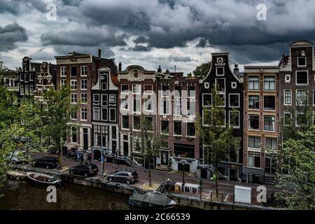 Blick über Amsterdam mit Hausfassaden und Kanal, Holland, Niederlande Stockfoto
