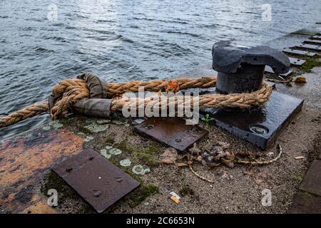 Seil auf einem Poller an einer Kaimauer, Holland, Niederlande Stockfoto