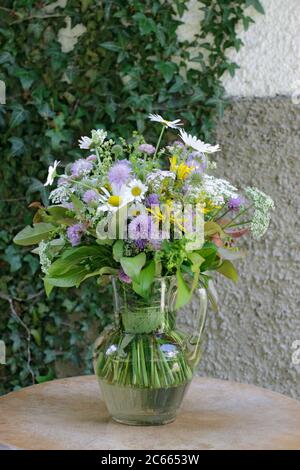 Wiesenstrauß 'impressionistisch' vor Efeuwand Stockfoto