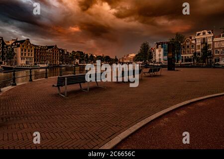 Amsterdam mit Gracht am frühen Morgen, Holland, Niederlande Stockfoto