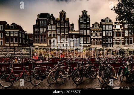 Fahrradparkplatz vor einer Häuserzeile in Amsterdam, Holland, Niederlande Stockfoto