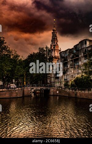 Amsterdam mit Gracht am frühen Morgen, Holland, Niederlande Stockfoto