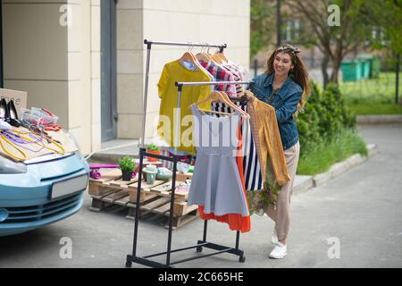 Nette junge Frau, die sich für den Verkauf vorbereitet Stockfoto