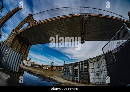 Manhattan Bridge mit Containern in New York, USA Stockfoto