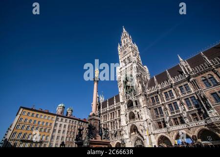 Neues Rathaus mit Mariensäule am Marienplatz und den Türmen der Frauenkirche, München, Bayern, Deutschland Stockfoto