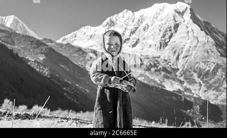 Samagau, Gorkha - Dezember 23 2018: Junge schöne sherpa-Mädchen posiert vor der Kamera. Stockfoto