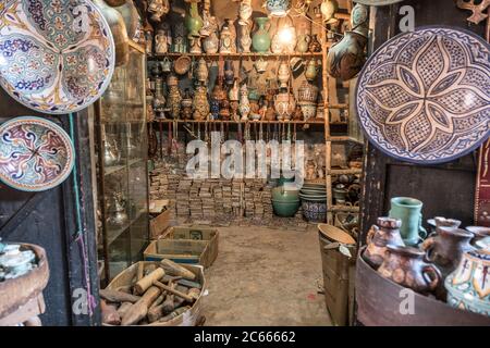 Souvenirladen in einer engen Gasse mit Geschäften im Souk von Marrakesch, Marokko Stockfoto