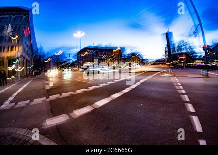 Verschwommene Kreuzung am Tor Sendlinger Tor, München, Bayern, Deutschland Stockfoto