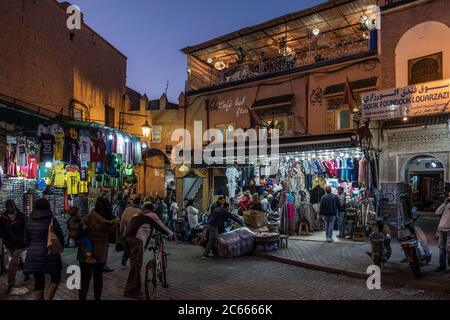 Abendstimmung auf dem Djemaa-el-Fna Platz, Marrakesch, Marokko Stockfoto