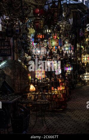 Einkaufsstraße für orientalische Lampen in Marrakesch, Marokko Stockfoto