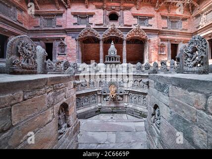 Ancient Tap dekoriert mit Skulpturen von Hindu-Göttern und Göttinnen am Patan Durbar Square. Stockfoto