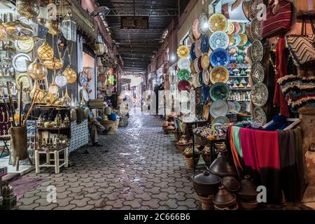 Gasse in einem Souk mit Souvenirs in Marrakesch, Marokko Stockfoto