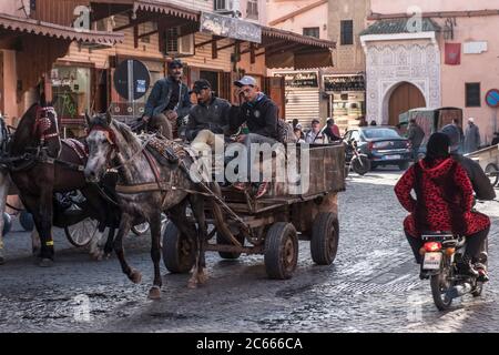 Kutschfahrt durch einen Souk, Marrakesch, Marokko Stockfoto