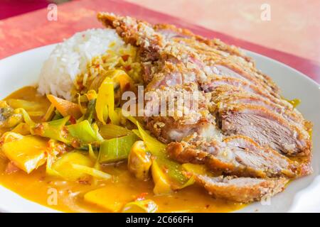 Thai-Gericht mit gerösteter Ente, Reis und Gemüse in Currysauce Stockfoto