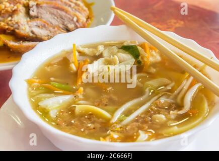 Traditionelle chinesische Nudelsuppe mit Hühnerfleisch und Gemüse Stockfoto