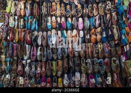 Wand voller Schuhe in Marrakesch, Marokko Stockfoto