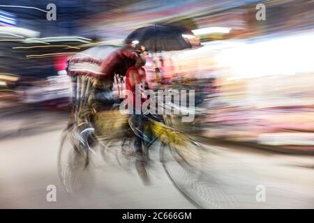 Rikscha-Fahrer in Kathmandu, Nepal, weicher Fokus, verschwommen Stockfoto