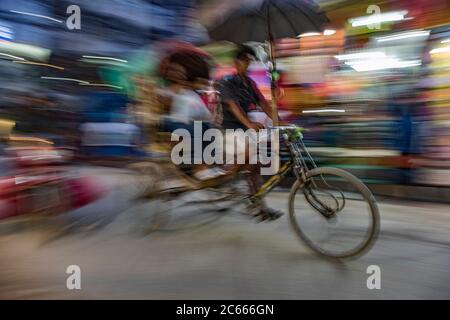 Rikscha-Fahrer in Kathmandu, Nepal, weicher Fokus, verschwommen Stockfoto