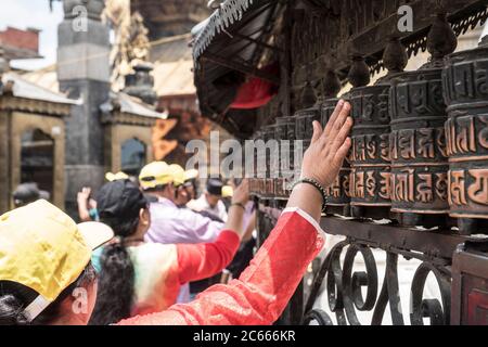 Gläubige drehen die Gebetsräder in Swayambhunath bei Kathmandu in Nepal Stockfoto