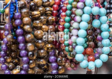 Armketten in einem Geschäft im Swayambhunath Tempel in der Nähe von Kathmandu in Nepal Stockfoto