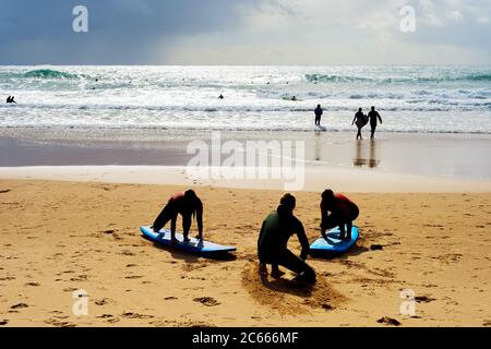 Surfen lernen, Surfkurs am Strand. Portugal Stockfoto