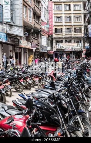 Geparkte Motorräder, Straßenszene in Kathmandu, Nepal Stockfoto