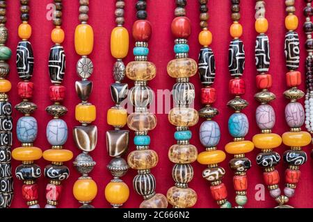 Halsketten in einem Geschäft am Swayambhunath Tempel in der Nähe von Kathmandu in Nepal Stockfoto