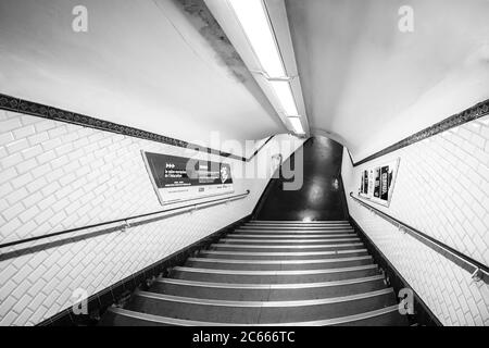 Eingang zu einer U-Bahnstation in Paris, Frankreich Stockfoto