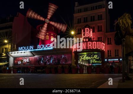 Moulin Rouge, Nachtaufnahme in Paris, Frankreich Stockfoto