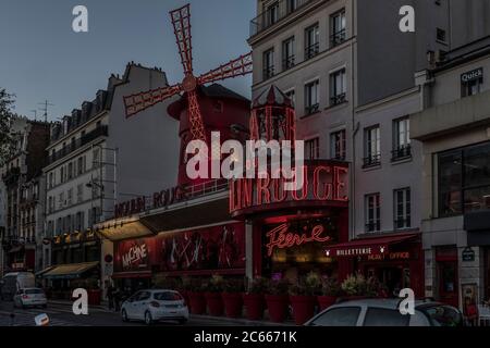 Moulin Rouge, Nachtaufnahme in Paris, Frankreich Stockfoto