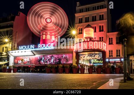 Moulin Rouge, Nachtaufnahme in Paris, Frankreich Stockfoto