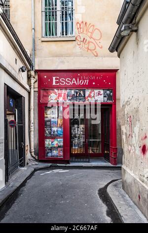 Enge Gasse mit Theaterkasse in Paris, Frankreich Stockfoto