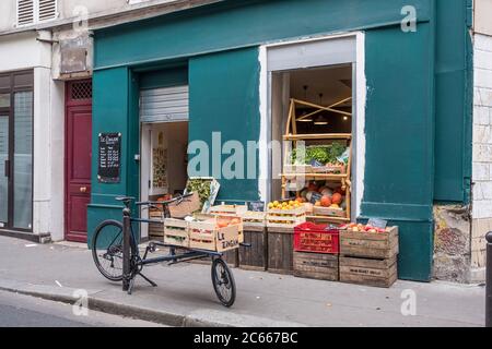 Obst- und Gemüseladen in Paris, Frankreich. Stockfoto