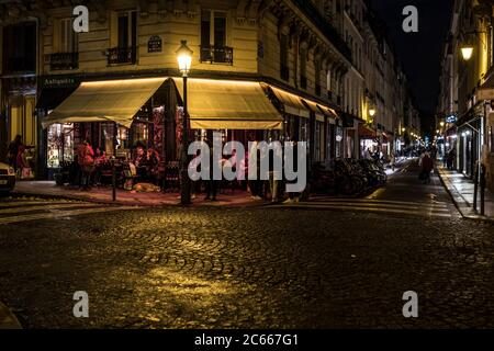 Nachtaufnahme in Paris, Frankreich Stockfoto