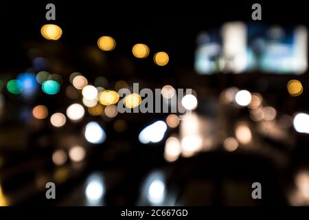 Straßenszene, bunte Lichter, verschwommen, Nachtaufnahme in Paris, Frankreich Stockfoto