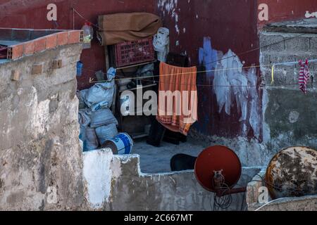 Wäscherei und Betontaschen auf einer Dachterrasse in Essaouira Stockfoto