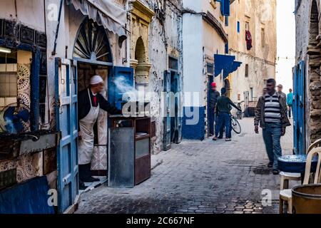 Kleiner Straßengrill in Essaouira Stockfoto