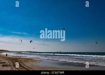 Kitesurfen in Essaouira am Strand Stockfoto