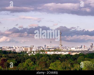 Blick über Berlin mit Funkturm und Fernsehturm Stockfoto