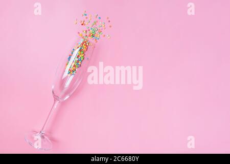 Kuchen Konfetti Dekorationen in der Champagnerglas Stockfoto