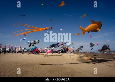 Viele bunte Drachen über Narbonne Plage im Frühjahr, europäischen Wettbewerb, Stockfoto