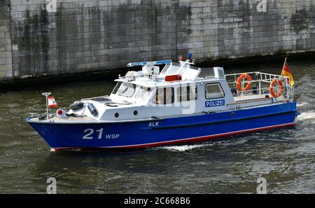 WSP 21 Polizeiboot der Wasserpolizei Berlin auf der Spree, Spreebogen, Berlin, Deutschland Stockfoto