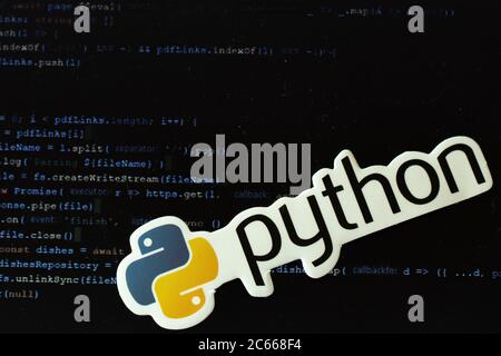 Moskau, Russland - 1. Juni 2020: Python-Logo-Schild mit Programmcode auf Hintergrund illustrative Editorial Stockfoto