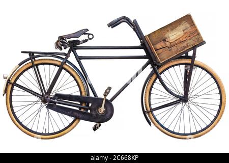 Vintage schwarzes Lastenrad mit alten hölzernen Transportkiste und Ledersattel Stockfoto