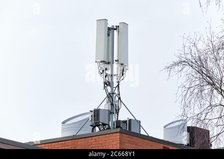 Mobilfunknetz Telekommunikationsturm auf dem Gebäudedach. Stockfoto