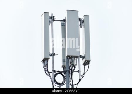 Mobilfunknetz Telekommunikationsturm auf dem Gebäudedach. Stockfoto