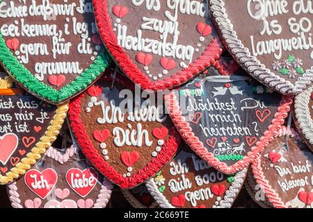 Lebkuchenherzen auf dem Münchner Oktoberfest, Ludwigsvorstadt, München, Oberbayern, Bayern, Süddeutschland, Deutschland, Europa Stockfoto