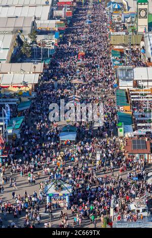 Blick über die Besucher des Münchner Oktoberfestes, Ludwigsvorstadt, München, Oberbayern, Bayern, Süddeutschland, Deutschland, Europa Stockfoto