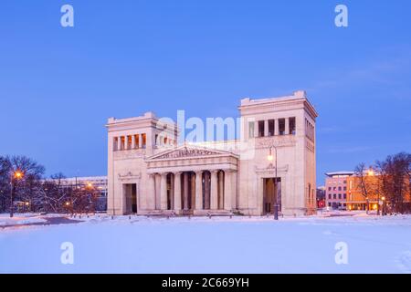 Propylaea auf dem Königsplatz, Maxvorstadt, München, Oberbayern, Bayern, Süddeutschland, Deutschland, Europa Stockfoto