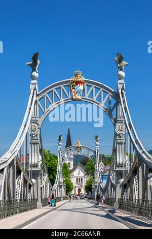 Salzachbrücke und Landesbrücke über die Salzach, Blick von Laufen nach Oberndorf in Österreich, Rupertiwinkel, Berchtesgadener Land, Oberbayern, Bayern, Süddeutschland, Deutschland, Europa Stockfoto